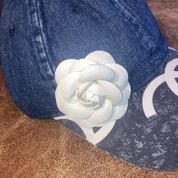 🌸🌸  Denim Cap with White Floral Accent. Adjustable 🌹🌹 - Picture 5 of 5